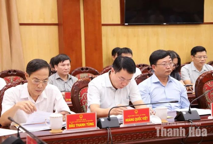Phó Chủ tịch UBND tỉnh Đầu Thanh Tùng và các đại biểu dự phiên họp.