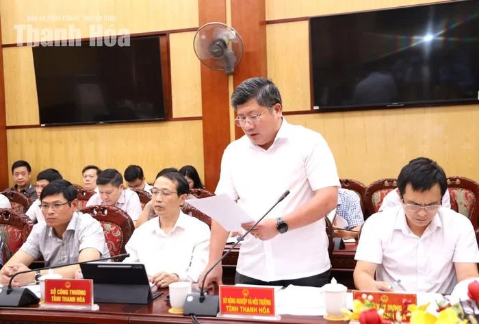 Phó Giám đốc Sở Nông nghiệp và Môi trường Đào Ngọc Đức trình bày các đề án do Sở Nông nghiệp và Môi trường soạn thảo.