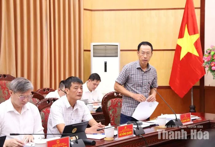 Phó Chủ tịch UBND tỉnh Lê Quang Hùng phát biểu tại phiên họp.