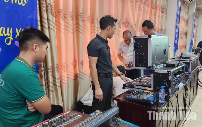 Kỹ thuật viên chuẩn bị các điều kiện để livestream chương trình “Lồng đèn thắp sáng ước mơ”.