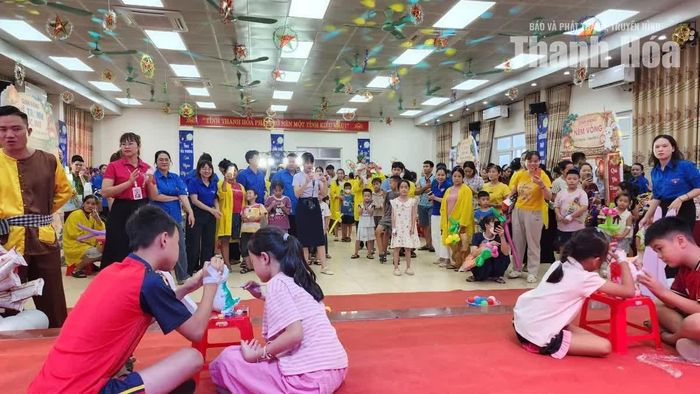 Các em nhỏ tham gia trò chơi tập thể.