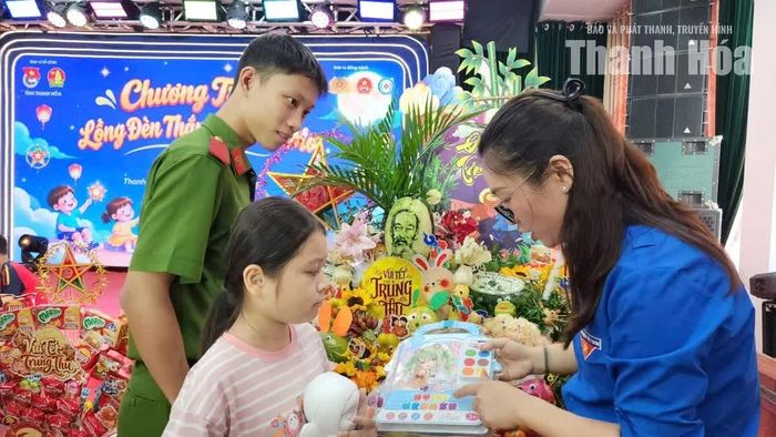 Các em nhỏ được nhận những món quà mà mình yêu thích.
