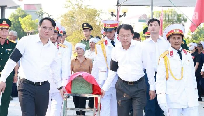 Đảng ủy, HĐND, UBND, Ủy ban MTTQ Việt Nam xã Thiệu Hóa cùng thân nhân, đồng đội và Nhân dân tổ chức lễ đón nhận hài cốt liệt sĩ Vũ Văn Đạo về quê hương.