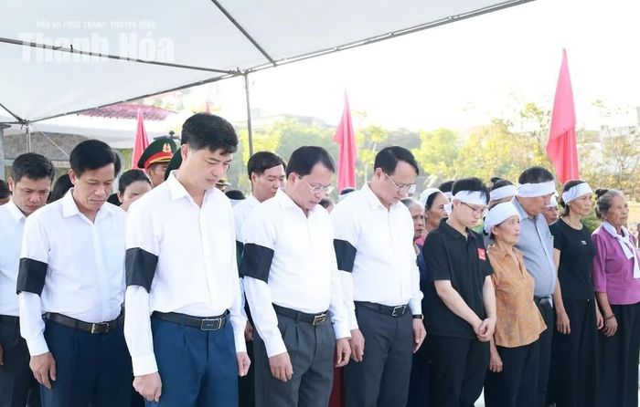 Các đại biểu, lực lượng vũ trang và đông đảo Nhân dân kính cẩn tiễn đưa liệt sĩ Vũ Văn Đạo về nơi an nghỉ cuối cùng tại nghĩa trang quê nhà.