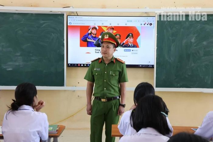 Phó Trưởng Công an xã Hoằng Hóa Đậu Việt Dũng trao đổi với học sinh.