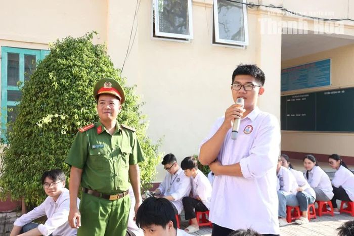 Em Nguyễn Hữu Khánh, học sinh lớp 12A2, Trường THPT Lương Đắc Bằng trả lời câu hỏi về các quy định khi tham gia giao thông.