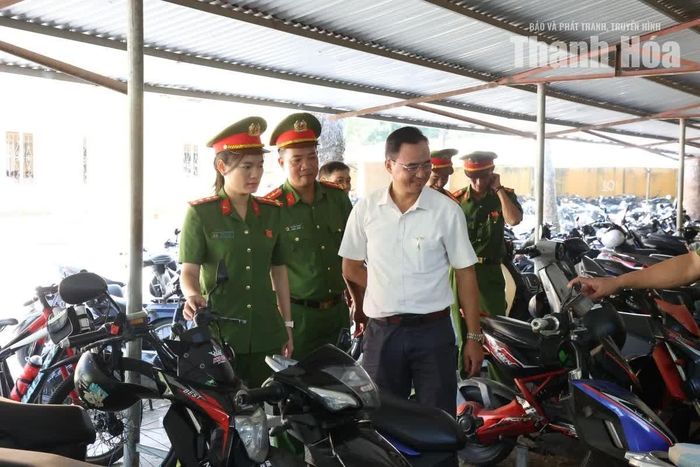 Lực lượng Công an xã Hoằng Hóa phối hợp với nhà trường kiểm tra phương tiện học sinh sử dụng đến trường.