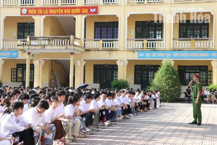 Cán bộ Công an xã Hoằng Hóa tuyên truyền kiến thức pháp luật về trật tự, an toàn giao thông cho học sinh Trường THPT Lương Đắc Bằng.