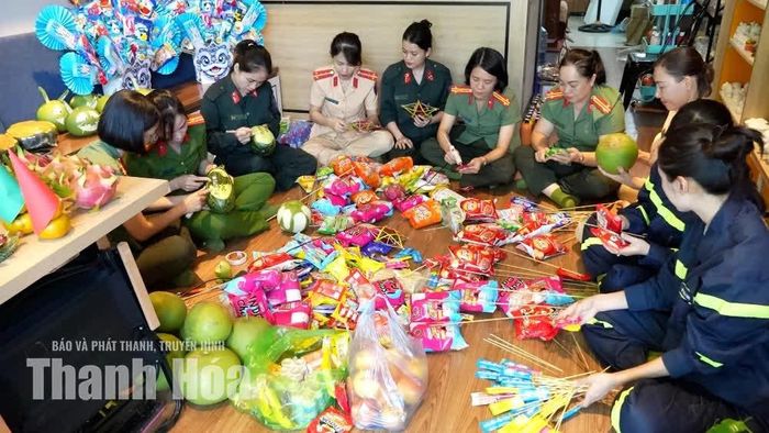 Hội viên Hội Phụ nữ Công an tỉnh chuẩn bị cho chương trình.