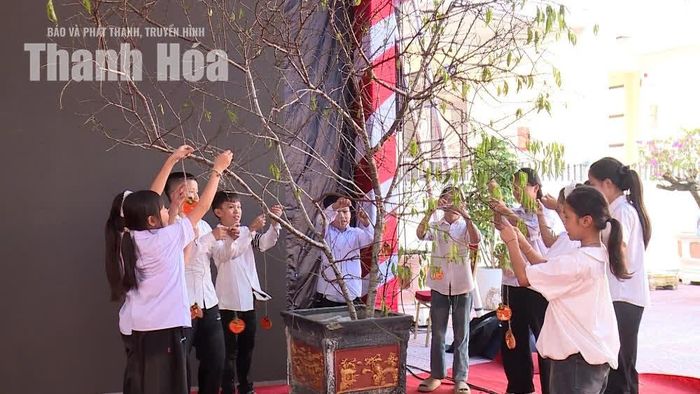 Học sinh Trường Phổ thông Dân tộc nội trú TH&THCS Yên Khương góp sức chuẩn bị cho chương trình.