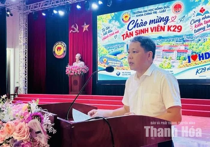 Trưởng khoa Chính trị - Luật Lê Văn Minh phát biểu tại chương trình.