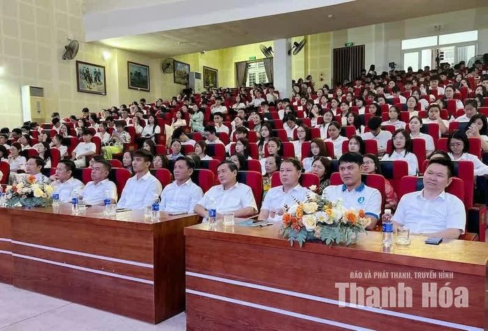 Phó Trưởng Ban Tuyên giáo Tỉnh uỷ Phạm Văn Tuấn và các đại biểu, sinh viên dự chương trình.