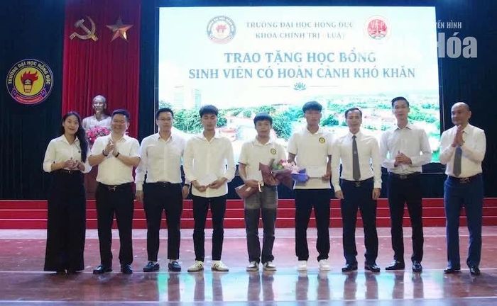 Phó Trưởng Ban Tuyên giáo Tỉnh uỷ Phạm Văn Tuấn và các đại biểu trao thưởng, học bổng cho các sinh viên có thành tích trong học tập và hoạt động Đoàn.