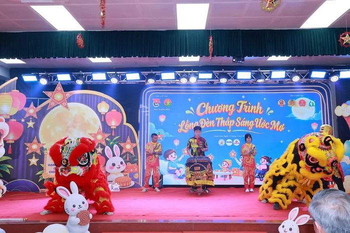 Âm thanh rộn ràng của tiết mục múa lân mang đến cho các em thiếu nhi một chương trình ý nghĩa.