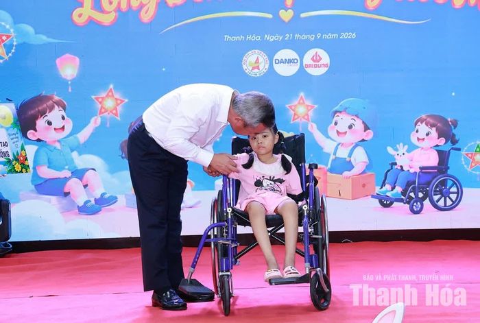 Bí thư Tỉnh ủy Lê Đức Thái trao kinh phí điều trị và lắp cánh tay nhân tạo cho cháu Đỗ Tường Vy