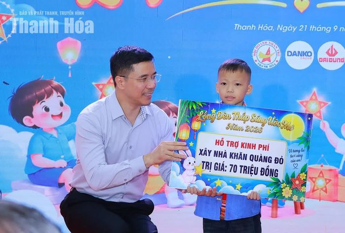 Phó Bí thư Thường trực Tỉnh ủy Nguyễn Hồng Phong trao kinh phí hỗ trợ xây nhà “Khăn quàng đỏ” tặng cháu Hà Khắc Việt và gia đình.