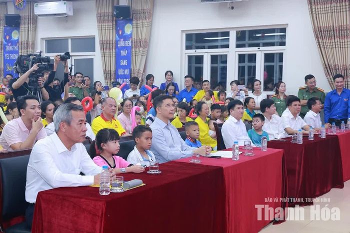 Đại biểu và các em thiếu nhi tham dự chương trình.