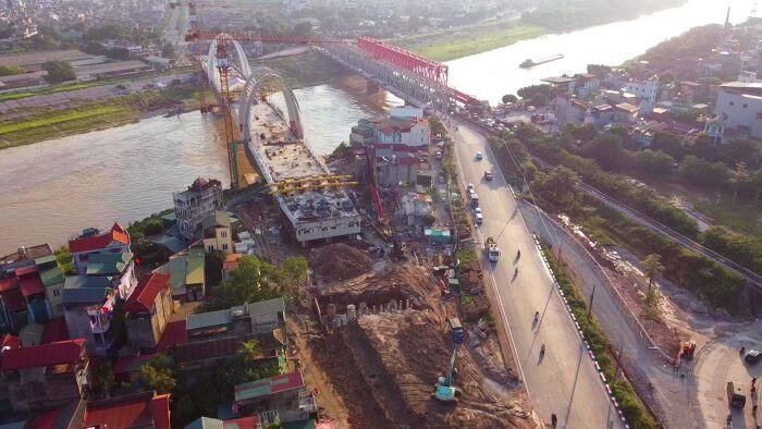 Cầu chính rộng 18,5m, trong khi cầu dẫn rộng 16m.