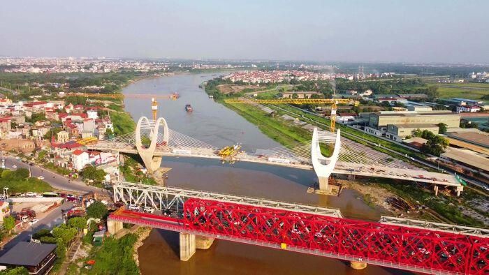Cầu đường bộ vượt sông Đuống dài 382 m, được xây dựng vĩnh cửu bằng bê tông cốt thép và bê tông cốt thép dự ứng lực, kết hợp hệ dây văng.