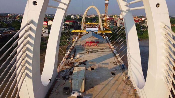 Sau hợp long, các hạng mục hoàn thiện như lan can, bê tông nhựa mặt cầu… sẽ tiếp tục được triển khai.