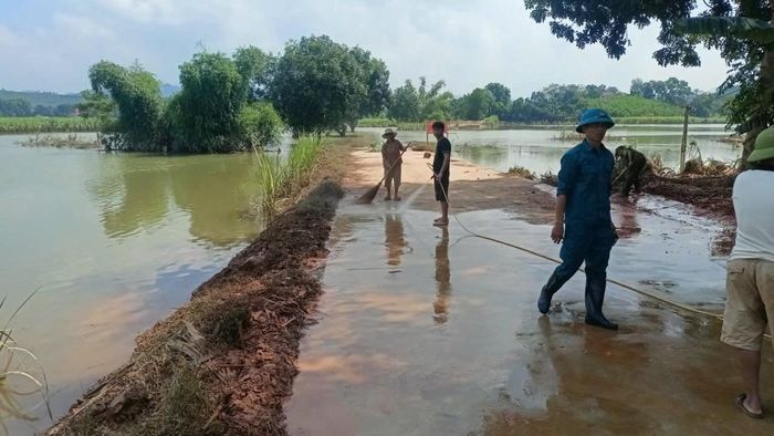 Người dân thu gom rác thải, vệ sinh đường làng, ngõ xóm sau mưa lũ.