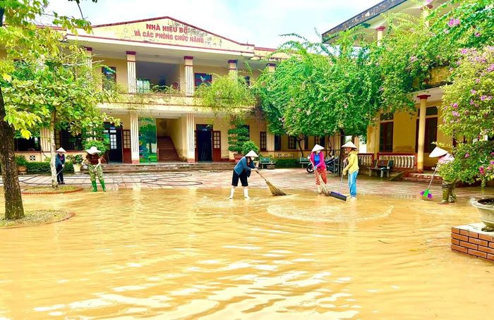 Công tác vệ sinh trường học được triển khai khẩn trương, chuẩn bị các điều kiện để hoạt động dạy và học sớm trở lại.