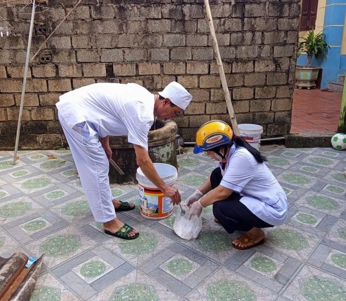 Cán bộ y tế xã Kim Tân xuống các thôn hướng dẫn người dân chủ động phòng ngừa dịch bệnh sau ngập lụt.