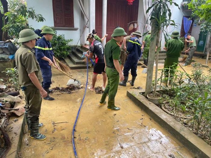 Lực lượng Công an hỗ trợ người dân vệ sinh nhà cửa, khắc phục hậu quả mưa lũ, sớm ổn định cuộc sống.