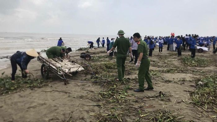 Các lực lượng chức năng phường Ngọc Sơn ra quân tổng vệ sinh, thu gom và xử lý rác thải tại khu vực biển. Ảnh: Công an phường Ngọc Sơn