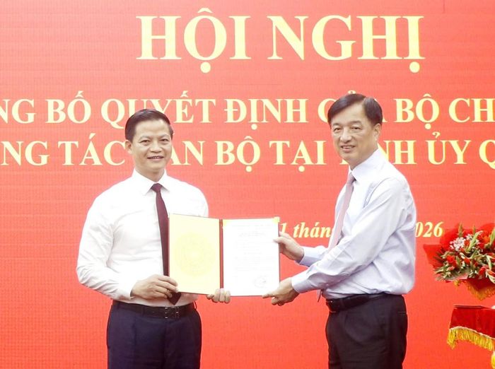 Ông Nguyễn Duy Ngọc, Trưởng Ban Tổ chức Trung ương, trao Quyết định của Bộ Chính trị cho ông Vương Quốc Tuấn. Ảnh: Ban Tuyên giáo tỉnh Quảng Trị