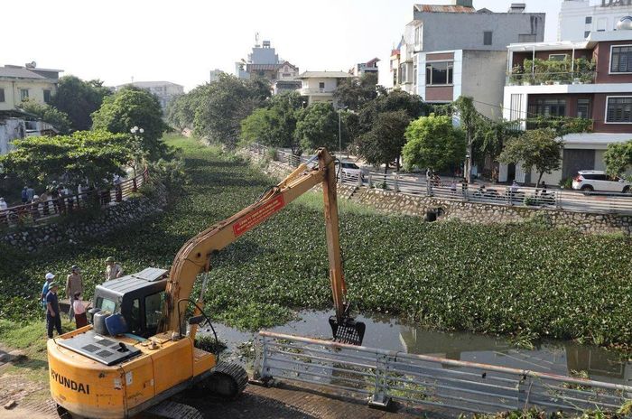 Công tác nạo vét cửa thu, cửa xả được khẩn trương triển khai sau đợt mưa lũ lớn. Ảnh: BTC