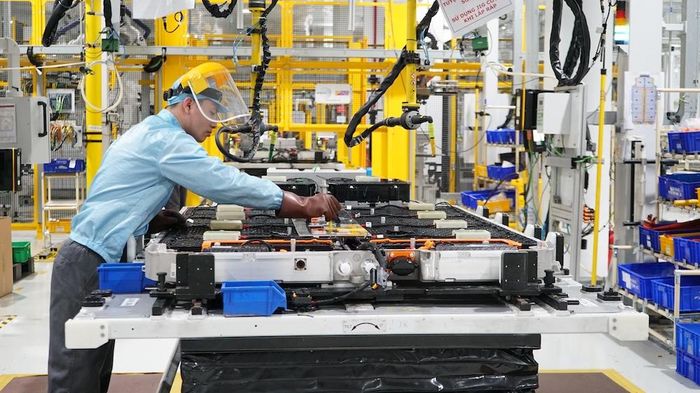 Trước sức ép ngày càng lớn từ dòng xe CBU nhập khẩu, các giải pháp bảo hộ sản xuất bằng chính sách tài khóa ngắn hạn—chẳng hạn như chính sách ưu đãi giảm 50% lệ phí trước bạ cho xe CKD từng nhiều lần được áp dụng—đang dần bộc lộ những giới hạn rõ rệt.