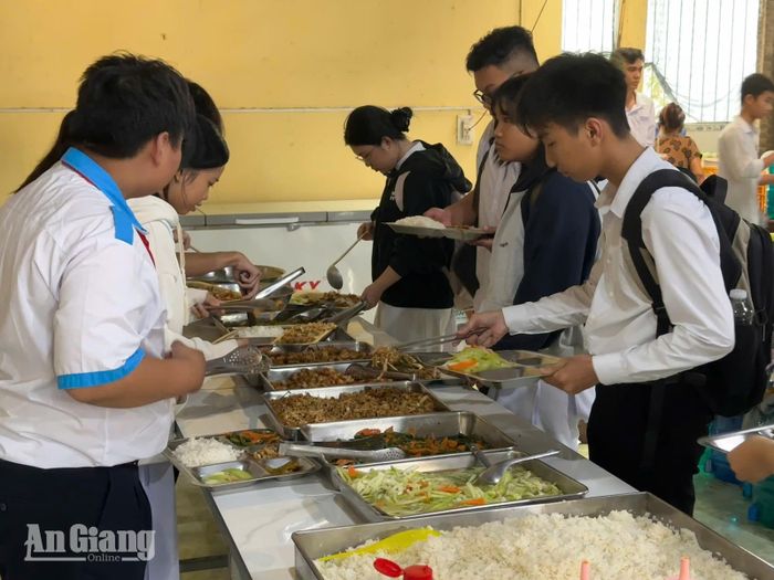 Học sinh tự chọn thức ăn.