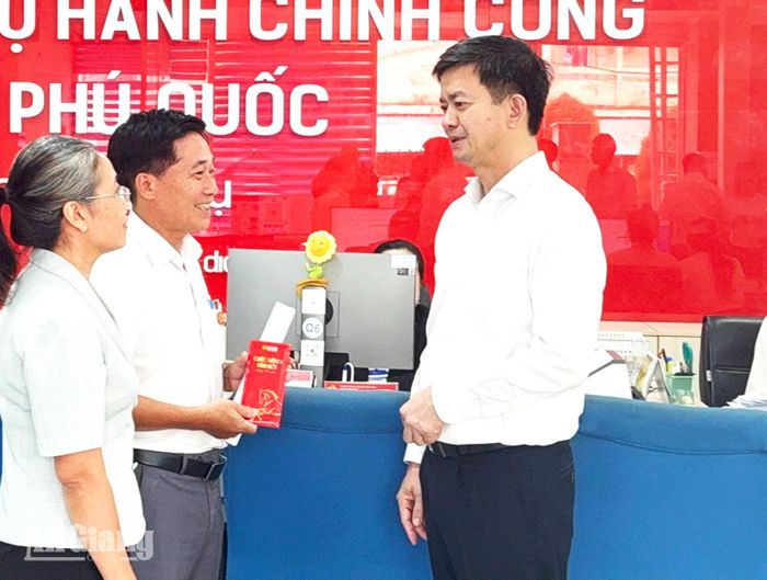 Ủy viên Trung ương Đảng, Bí thư Tỉnh ủy, Trưởng đoàn đại biểu Quốc hội tỉnh An Giang Lê Quang Tùng kiểm tra Trung tâm Phục vụ hành chính công đặc khu Phú Quốc.