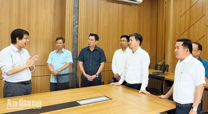 Ủy viên Trung ương Đảng, Bí thư Tỉnh ủy, Trưởng đoàn đại biểu Quốc hội tỉnh An Giang Lê Quang Tùng cùng Phó Bí thư Tỉnh ủy, Bí thư Đảng ủy đặc khu Phú Quốc Đinh Văn Nơi kiểm tra Trung tâm Điều hành thông minh đặc khu Phú Quốc.