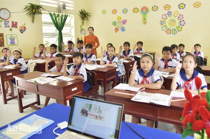 Giáo viên Trường Tiểu học Bàn Thạch linh hoạt tổ chức dạy học bằng phương pháp trình chiếu giúp học sinh không bị gián đoạn việc học do thiếu sách giáo khoa.