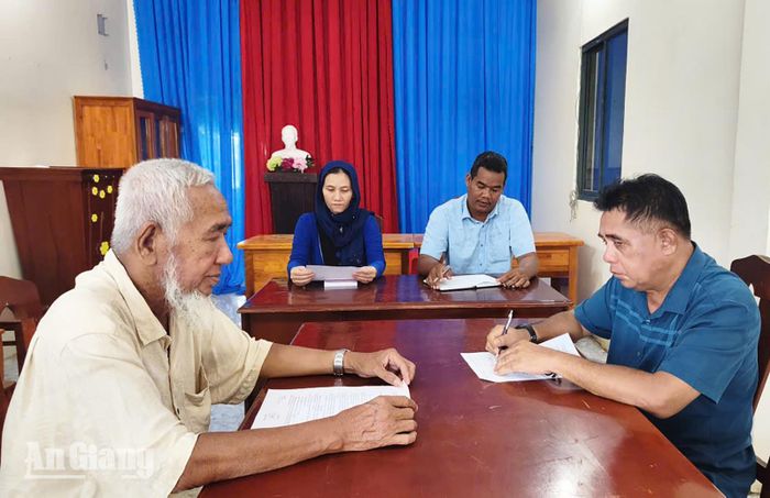 Cuộc họp ban lãnh đạo ấp Phũm Soài, xã Châu Phong.