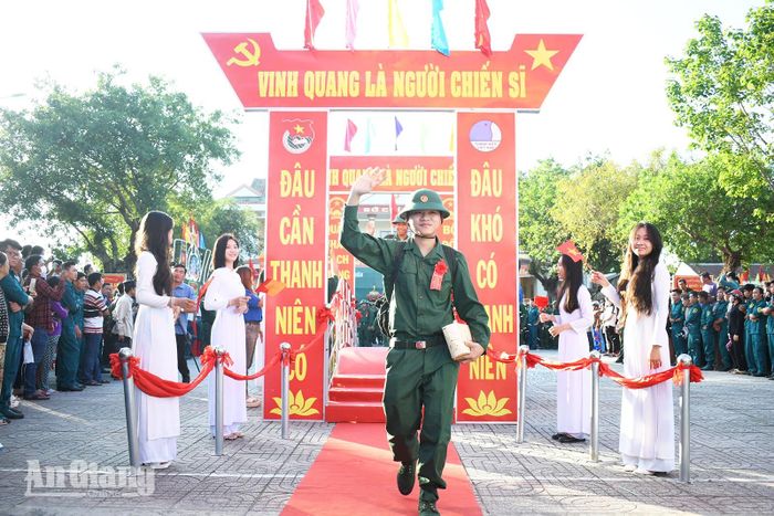 Công dân lên đường nhập ngũ.