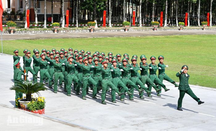Các khối duyệt đội ngũ qua lễ đài.