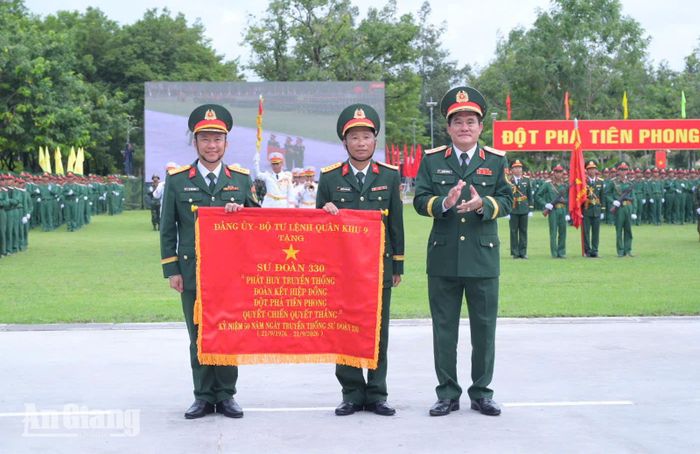 Trung tướng Nguyễn Xuân Dắt tặng bức trướng “Phát huy truyền thống, đoàn kết hiệp đồng, đột phá tiên phong, quyết chiến quyết thắng” cho Sư đoàn 330.