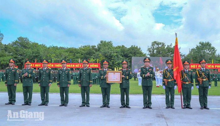 Thừa ủy quyền của Chủ tịch nước, Thượng tướng Nguyễn Văn Gấu trao Huân chương Bảo vệ Tổ quốc hạng Nhất cho Sư đoàn 330.