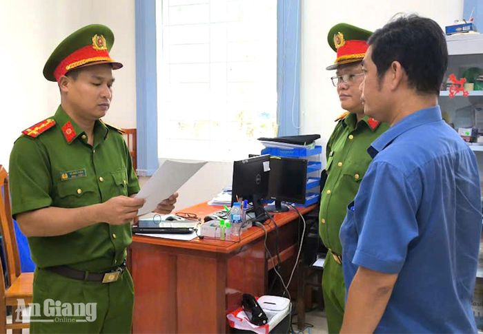 Cơ quan Cảnh sát điều tra Công an tỉnh An Giang tống đạt quyết định khởi tố bị can đối với Nguyễn Kỳ Trí.