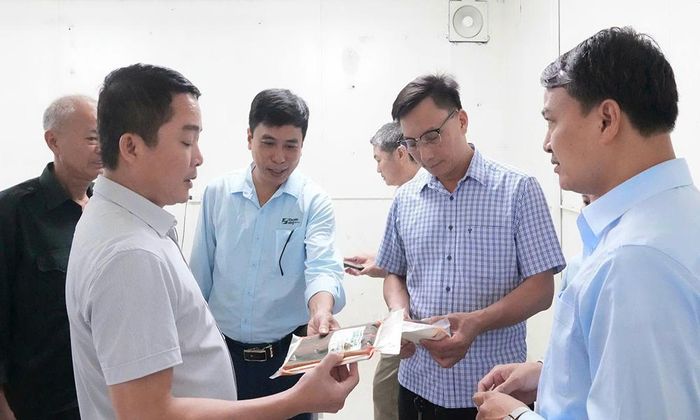 Đoàn công tác Sở Nông nghiệp và Môi trường Bắc Ninh thăm mô hình nuôi lươn không bùn trong bể của hộ ông Trần Ngọc Phan, thôn Ngoẹn, xã Tiên Lục.