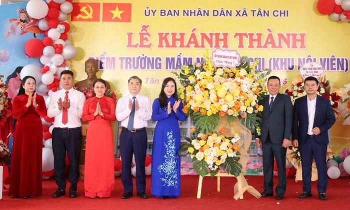 Đại diện Công ty cổ phần Tập đoàn DABACO Việt Nam chúc mừng nhà trường.