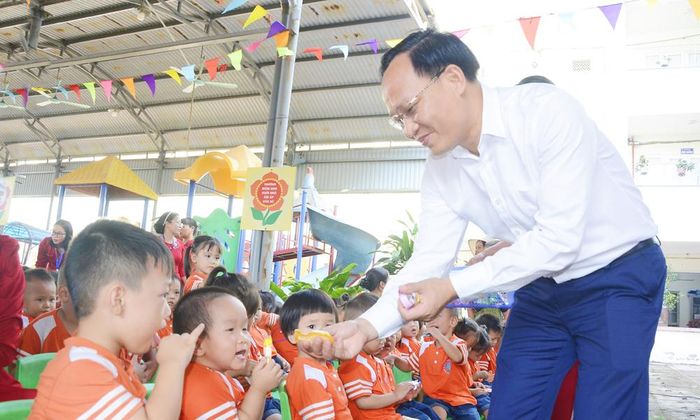  Đồng chí Phạm Văn Thịnh trao quà Trung thu cho các cháu Trường Mầm non Bồng Lai. 