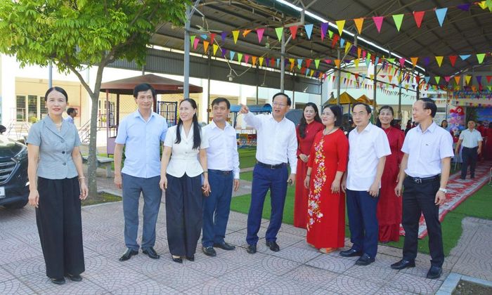  Đồng chí Phạm Văn Thịnh thăm, kiểm tra thực tế cơ sở hạ tầng, cơ sở vật chất của nhà trường. 