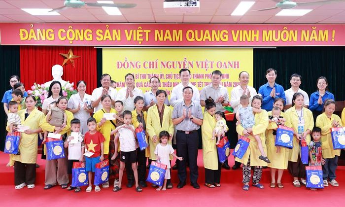  Các đại biểu trao quà cho các bệnh nhi có hoàn cảnh khó khăn. 
