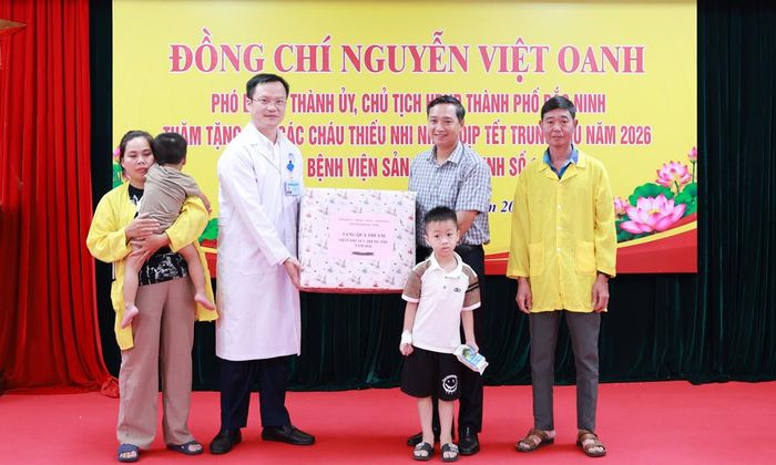  Đồng chí Nguyễn Việt Oanh trao tặng quà Trung thu cho Bệnh viện Sản - Nhi Bắc Ninh số 1. 