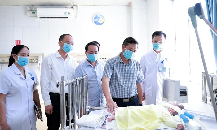  Đồng chí Nguyễn Việt Oanh cùng đoàn đến thăm các bệnh nhi đang được điều trị tại Bệnh viện Sản - Nhi Bắc Ninh số 1. 