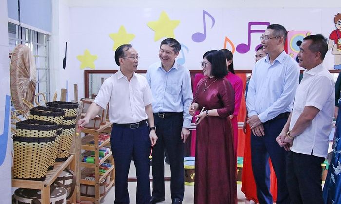 Đồng chí Trần Văn Tuấn thăm, kiểm tra cơ sở vật chất nhà trường.